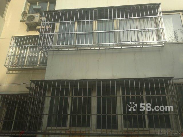 北京昌平区天通苑回龙观周边安装防盗门防护栏不锈钢防盗网安装围