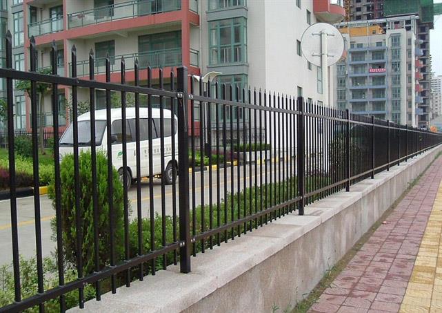 深圳英龙铁艺护栏的特点 优势