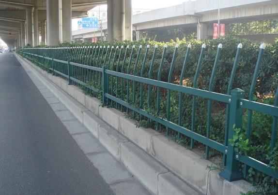 深圳锌钢草坪护栏批发