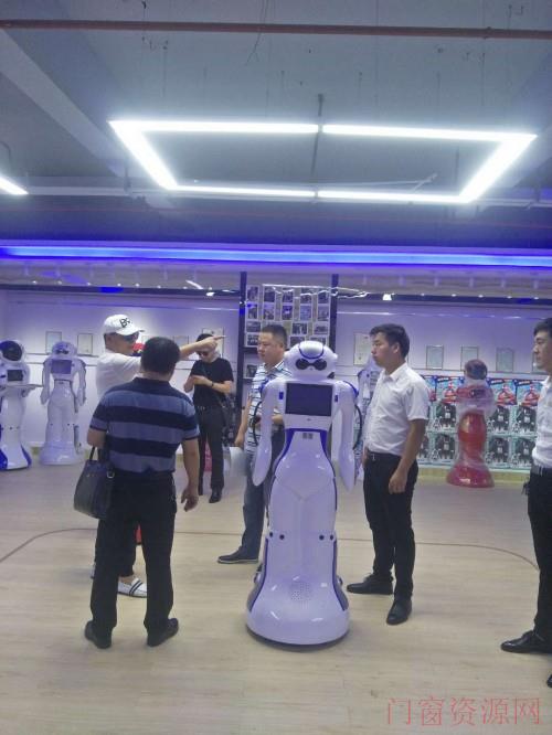 深圳市卡伊瓦商务迎宾机器人大白